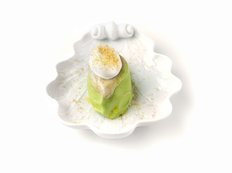 Venere: gelato di gemme di pino d’Aleppo, sorbetto di ostrica, panna al Tumazzo erborinato, riduzione di siero di ricotta, olio di aghi di pino d’Aleppo. Tecnico, goloso, sensuale, geniale, è un dessert unico e innovativo che esplora sapori complessi e contrasti sensoriali inaspettati. Il gelato di gemme di pino d’Aleppo offre freschezza e balsamicità, mentre il sorbetto di ostrica aggiunge una dimensione marina sapida. La panna al Tumazzo erborinato e la riduzione di siero di ricotta portano cremosità e profondità gustativa, legando il tutto in un piatto raffinato e sorprendente. Un viaggio sensoriale, una passeggiata in una pineta davanti al mare, un miracolo