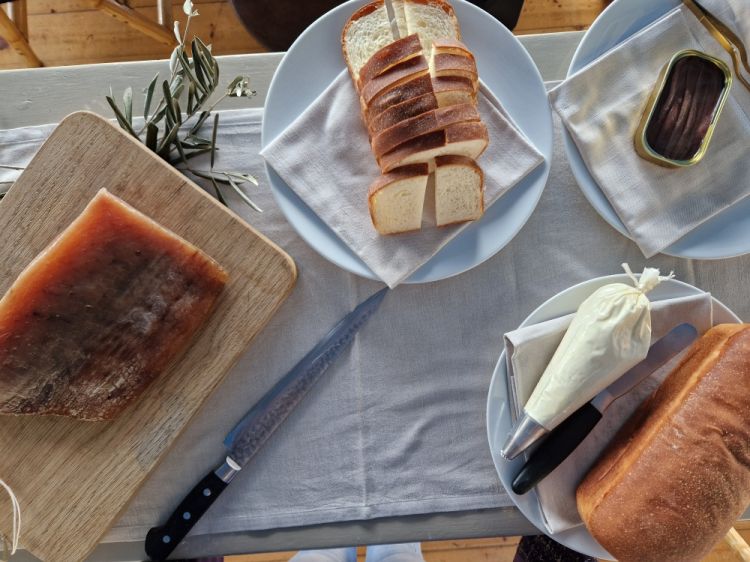 Ventresca di pesce spada affumicato ai rami di ulivo, alici del Cantabrico con burro al limone e pan brioche