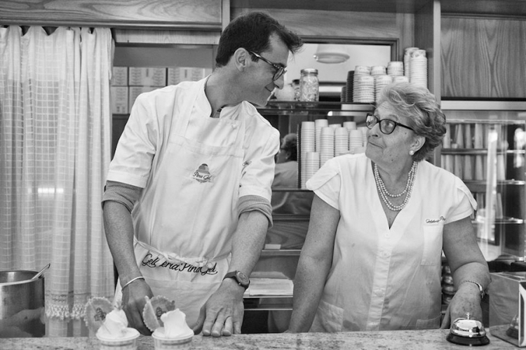 Iginio Ventura con sua madre Pina dietro al banco della loro gelateria Peschici sul Gargano
