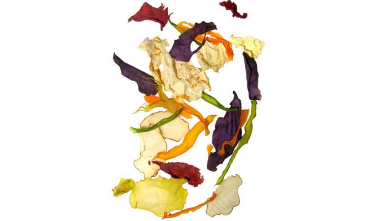 2007: Dried Vegetables from Carlo Cracco

Electing a dish as the emblem of Identità Milano was a novelty for the 3rd edition of the congress, in 2007. And of course it had to be a dish from Carlo Cracco, the chef who, together with Paolo Marchi, had initially thought of creating this festival when, in 2004 (that is to say the year before the debut at Palazzo Mezzanotte), the two of them met at Madrid Fusion. It’s made with naturally dried vegetables: at the restaurant in Via Victor Hugo they were presented in a plastic box with the “Carlo Cracco – Ristorante in Milano” logo, and it looked like it held a sort of potpourri. A pleasure for the eyes and the nose; an equally pleasant surprise for the palate, a concentrate of flavours in the shape of very thin and crispy strips of vegetables 
