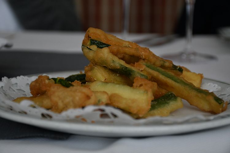 Le verdure pastellate del ristorante Fior nato 80 anni con Rino e poi preso in mano dal figlio Egidio che lo ha trasformato in un luogo dove condividere cibo, vino e passioni