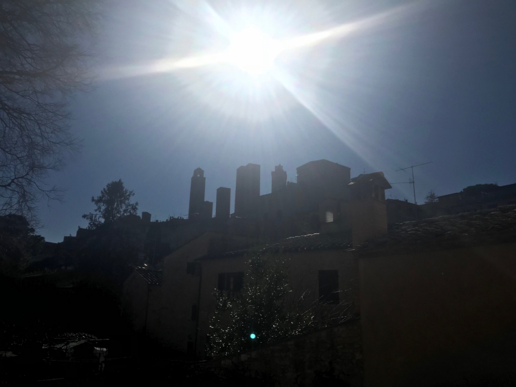 Il sole splende sopra San Gimignano. E sopra la Ve