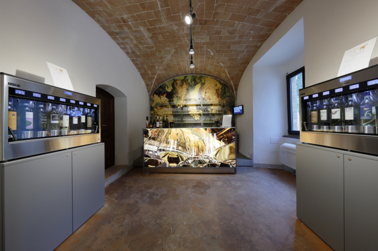 All'interno si possono assaggiare i vini dei produttori locali, che vengono sapientemente alternati