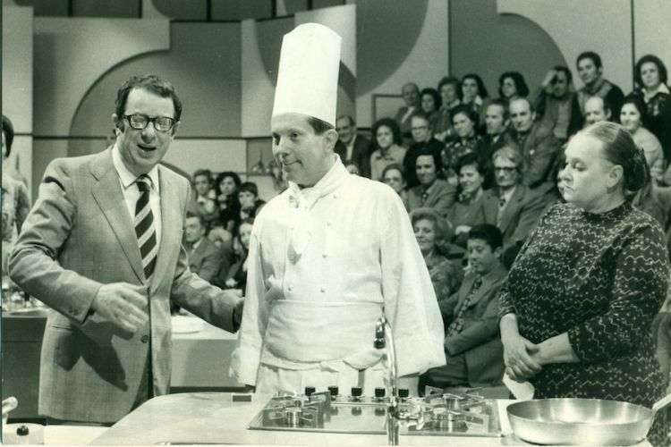 Giorgio Gioco tra Gino Veronelli e Ave NInchi negli studi Rai di Roma in una puntata di A tavola alle 7 nel corso del 1976