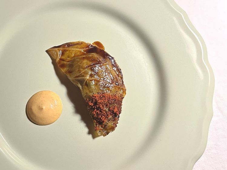 Verza con ragù di legume e salsa olandese al pomodoro di Torre Canne