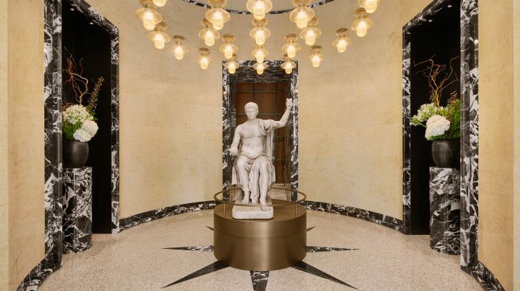 La Statua di Augusto seduto, in marmo Pentelico, della Collezione Tortonia, domina al centro del vestibolo d’ingresso del nuovo Bulgari Hotel Roma
