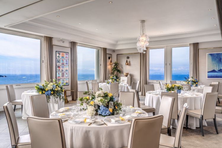 Il Vesuvio Panoramic Restaurant è il gourmet al quinto piano dell’hotel, raffinato e romantico, propone cucina campana contemporanea
