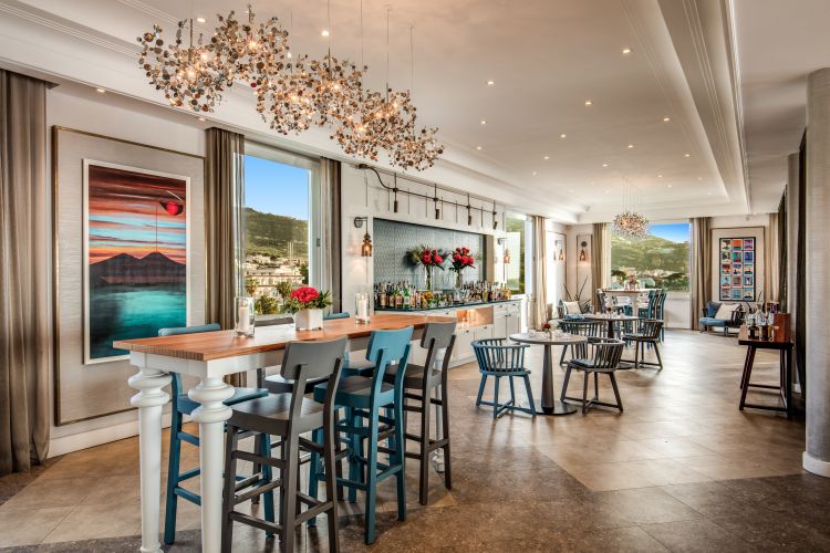 Il Vesuvio Panoramic Restaurant è anche il ristorante principale dell’hotel, intitolato al simbolo del territorio, il gigante che domina la Penisola Sorrentina e l'intero territorio campano
