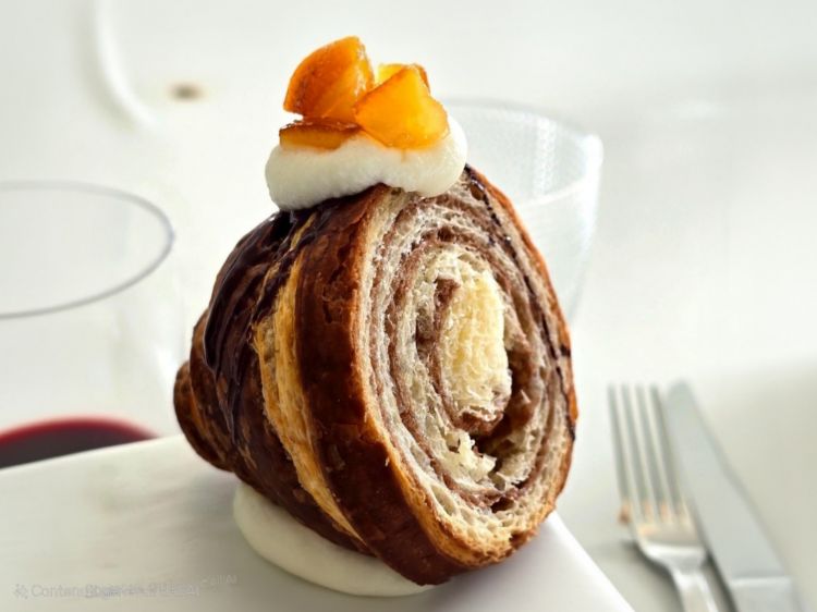 Vesuviotto di pasta sfoglia con crema di ricotta di pecora, arancia candita e cannella