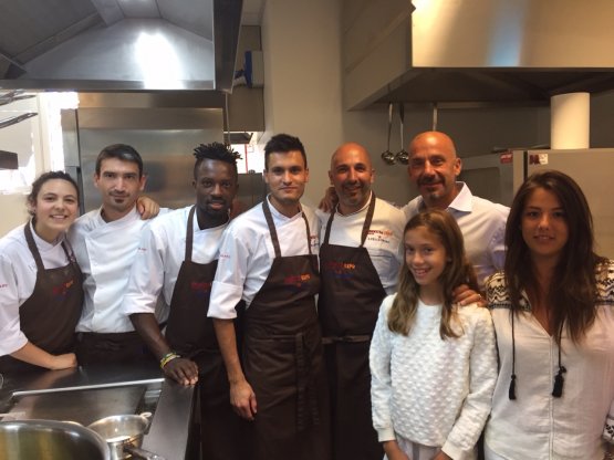 Gianluca Vialli con prole ieri nella cucina di Ide