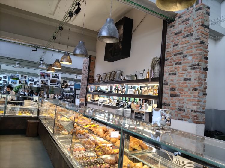 L'interno del Victory Cafè, ex lanificio, ora "rigenerato" con l'aggiunta di un piccolo museo del tessile e uno showroom