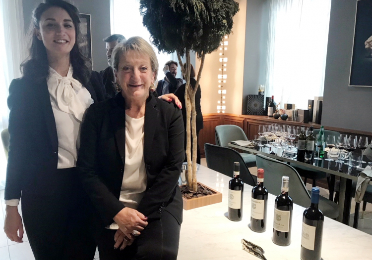 Irene Gori, a sinistra, e Carla Bani, assieme ai vini dell'azienda
