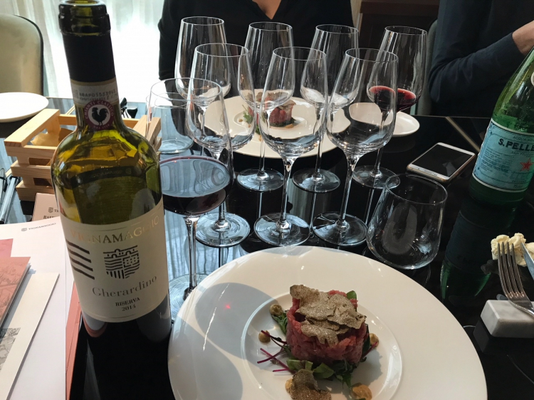 La Riserva Gherardino 2014 abbinata alla tartare con tartufo bianco presentata da Savini Tartufi