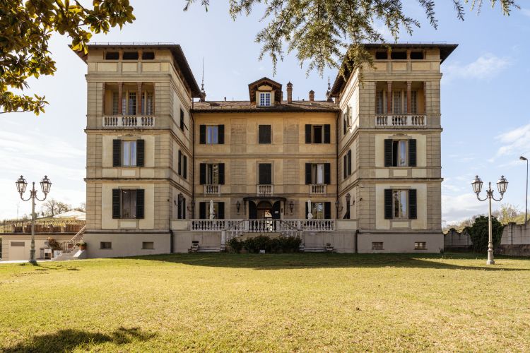 Vista dal parco di Villa La Bollina, sede del rist