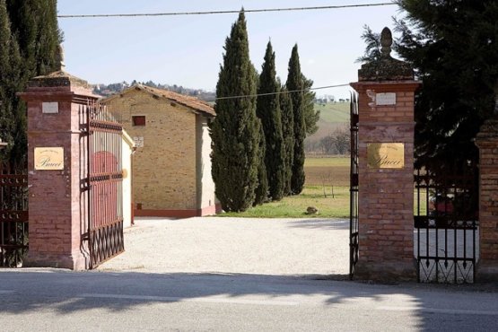 L'ingresso all'azienda Villa Bucci a Ostr