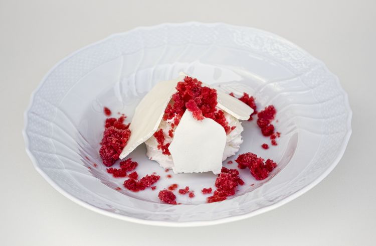 Pavlova di fragole, meringhe, panna
