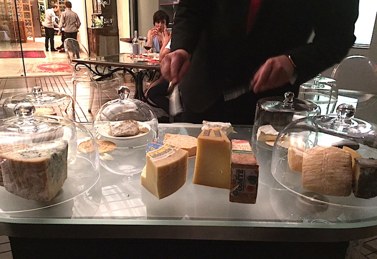 Lo straordinario carrello dei formaggi curato da Pascal Tinari a Villa Maiella a Guardiagrele (Chieti)
