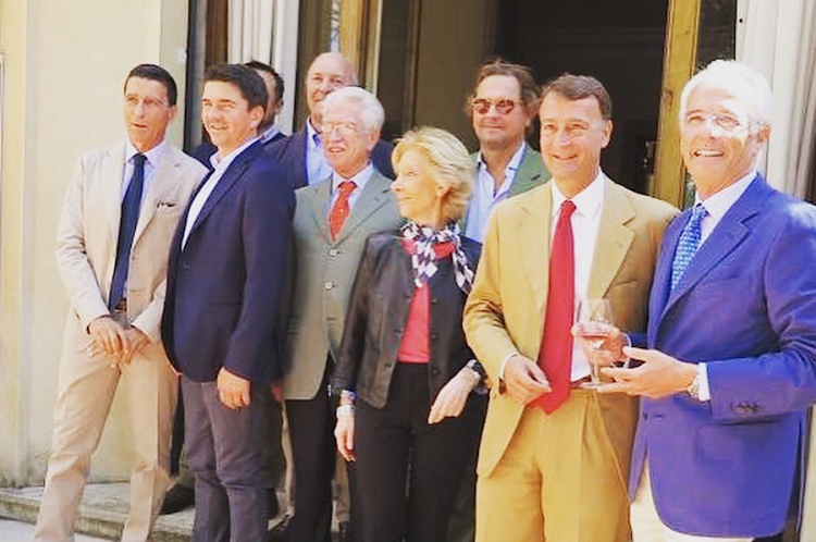 Foto ricordo al termine della presentazione, lunedì 25 settembre a Lecce, di Gloria, il Primitivo di Manduria dei Vigneti Reale. Nello scatto si riconoscono, da sinistra verso destra, il padrone di casa Damiano Reale, unico di cinque fratelli a vivere tuttora nel capoluogo salentino, Gianni Cantele che copre Vitantonio Seracca Guerrieri, quindi Carlo Vallone, Sandro Candido, con la cravatta arancione, Teresa Vallone, Francesco Winspeare, Amedeo Reale, l’altro fratello Reale che segue le attività agricole di famiglia ma da Roma, infine Mario Zecca