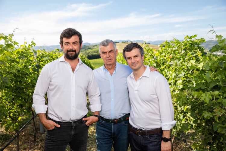 Al centro Umberto Pasqua, presidente della Pasqua Vini, assieme ai suoi figli, Riccardo, CEO dell'azienda (a sinistra) e Alessandro, presidente Pasqua Vini U.S.A. (a destra)
