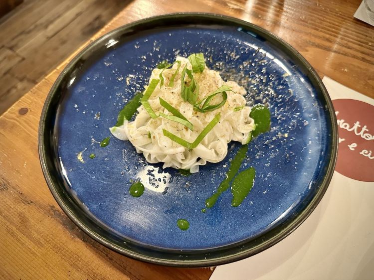Seppia a tagliatella, ostrica grattugiata e limone
