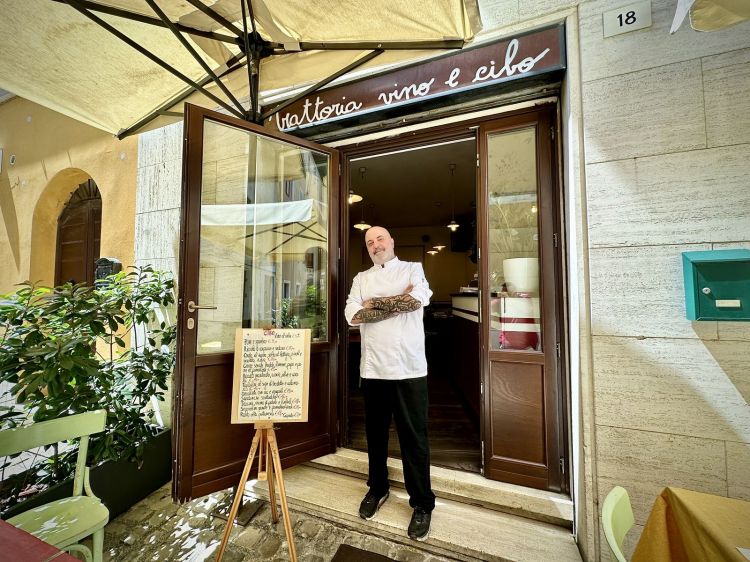 Chef Riccardo Rotatori posa davanti alla sua Tratt
