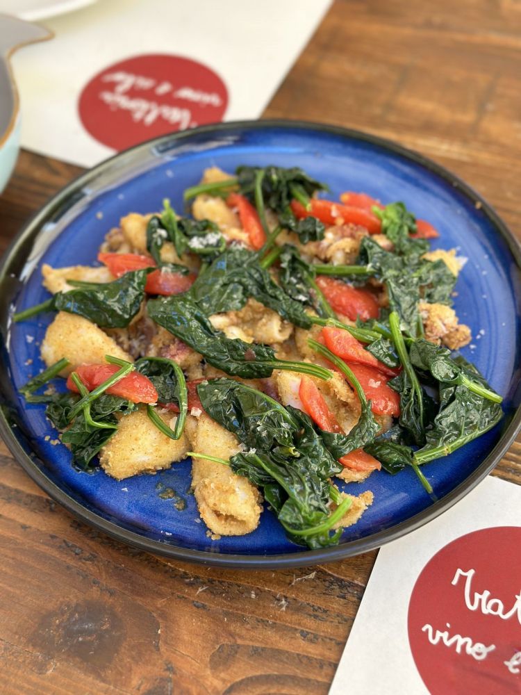 Calamaretti panati con pomodori e spinacini: potrebbe essere un nuovo tipo di street food, talmente uno tira l'altro
