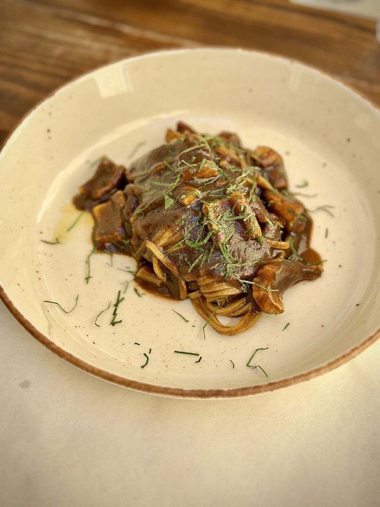 Tagliolini con sugo di brodetto e pesce ragno: ogni tipo di pesce commestibile merita di essere cucinato, specie se sorprende come la tracina o pesce ragno. Riccardo Rotatori va a unirla a dei tagliolini finissimi, che sarebbero già ottimi con quel sugo di brodetto ristretto che li condisce, ma che così acquistano una sfumatura e una masticabilità in più. Da non perdere, anche come piatto finale, per chiudere in gloria il percorso

