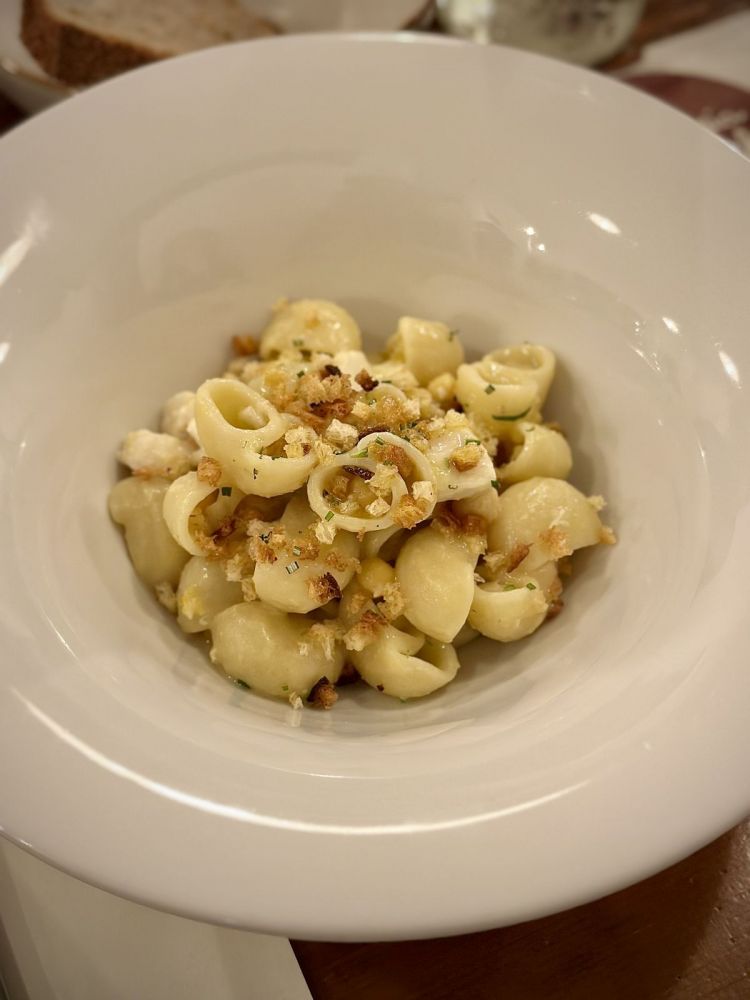 Lumache di pasta Benedetto Cavalieri, ceci, rosmarino e palombo: grande piatto, sui ricordi di una minestra di legumi e pesci, ma asciutta. Esecuzione perfetta, con quell'aroma indimenticabile di rosmarino
