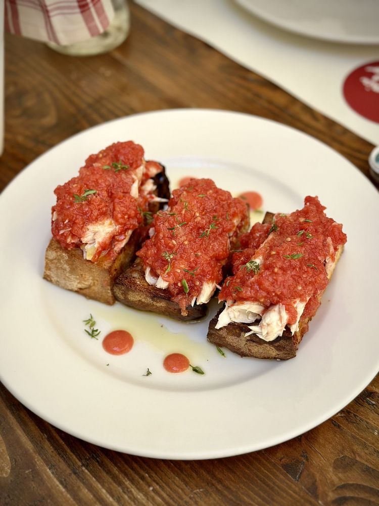 Pane e sgombro: l'essenza di Trattoria Vino e Cibo è tutta qui dentro
