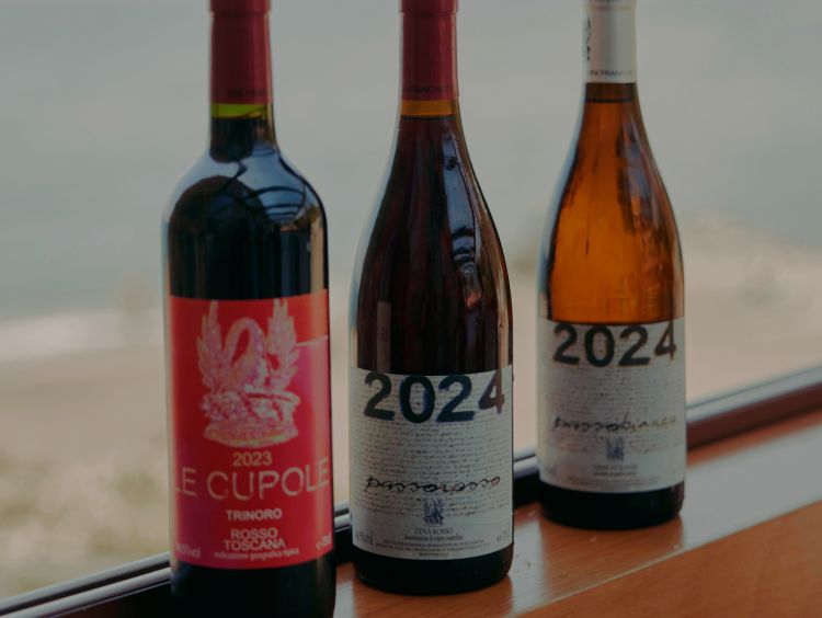 Tra i partner della serata di Quella Pizza a Vico&nbsp;i sorsi felici di&nbsp;Tenuta di Trinoro&nbsp;con Le Cupole 2023 e&nbsp;Passopisciaro&nbsp;con&nbsp;Passobianco 2024 e Passorosso 2024. Crediti fotografici @Fck communication.


