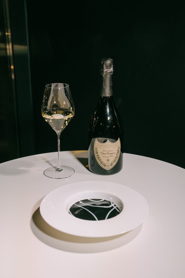 Dom P&eacute;rignon Vintage 2017 e il piatto dello chef Oldani, Luce bianco e nero
