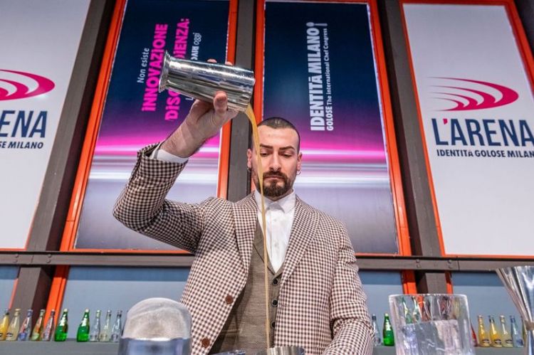 La preparazione del cocktail da parte di Valerio Visentin