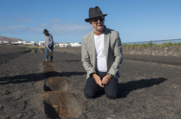Toño Morales from ecofinca Vegacosta and the extraordinary fertility of the volcanic soil, covered in ashes
