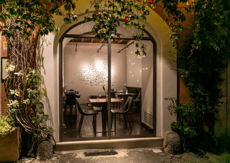 Vista dall'esterno dell'ultima porzione di ristorante annessa, prima bottega di un calzolaio