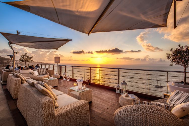Al calar della sera ci si dà appuntamento al Vista Sky Bar, un rooftop oyster & Champagne bar affacciato sul Golfo di Napoli e raffinato intrattenimento musicale
