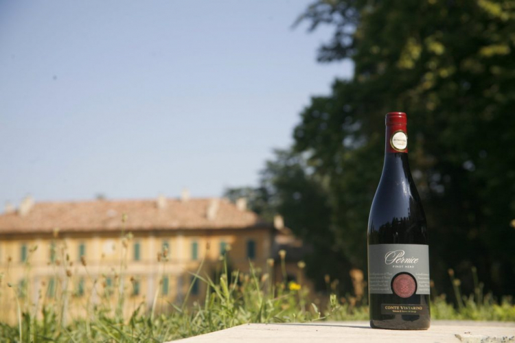 Il Pinot Nero Pernice e, sullo sfondo, Villa Fornace
