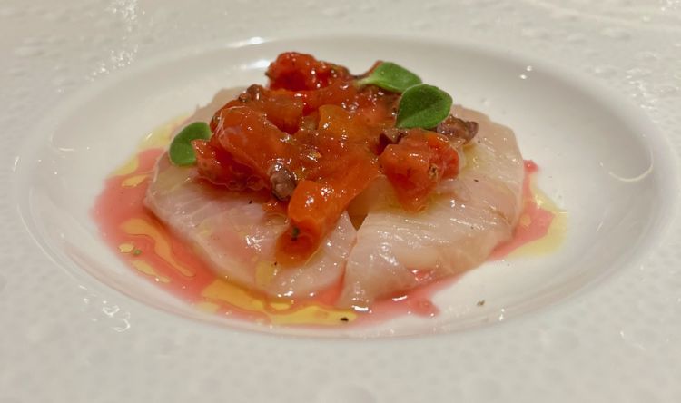 Carpaccio di ricciola con salsa alla pizzaiola