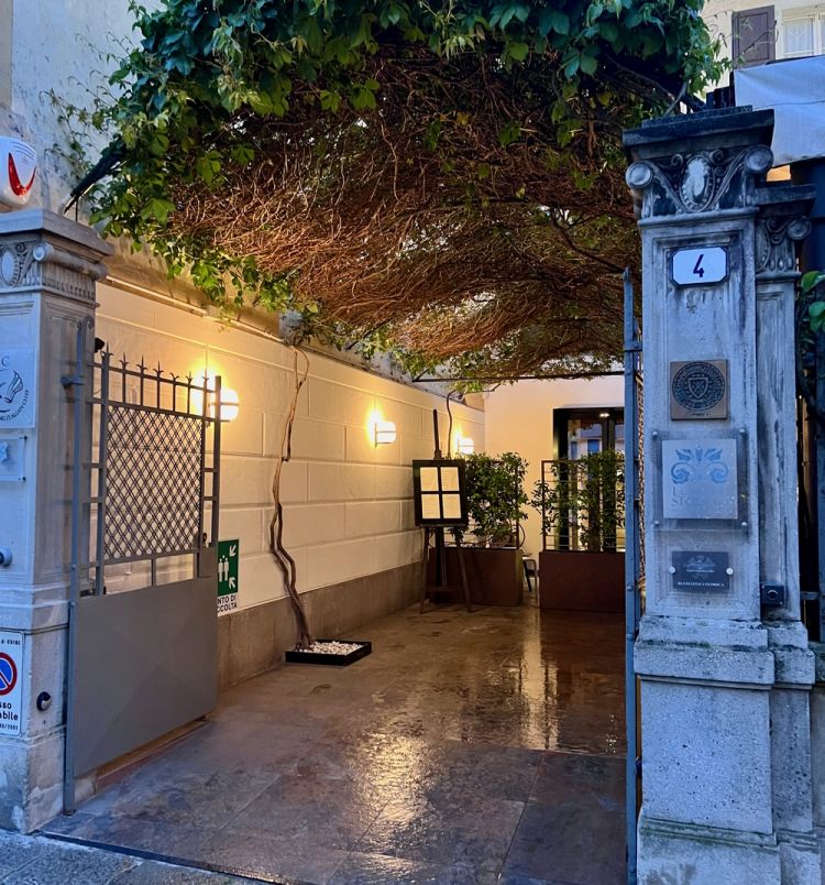 L'ingresso del Vitello d'Oro