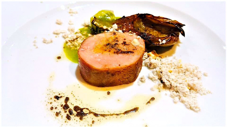 Sottofiletto di vitello, carciofi, nocciole e burro della Valle Elvo affumicato di&nbsp;Sergio Vineis, de&nbsp;Il Patio&nbsp;di Biella
