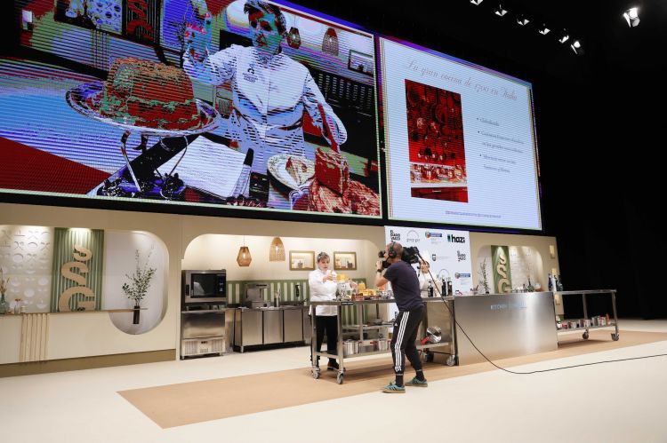Viviana Varese sul palco di Gastronomika
