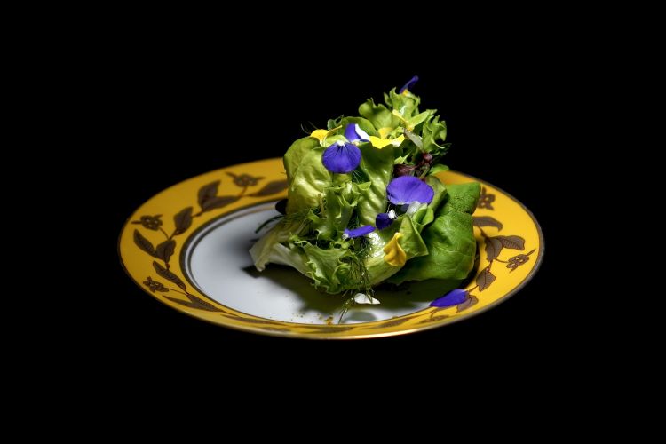 Salad bouquet, pistachio cream and pistachio brittle, vinegar blend, amaranth chips, now a Varese classic. Followed by Pepper tartlet with gazpacho, stracciatella and basil