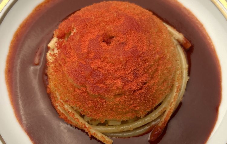 Timballo di bucatini con salsa al ragù
