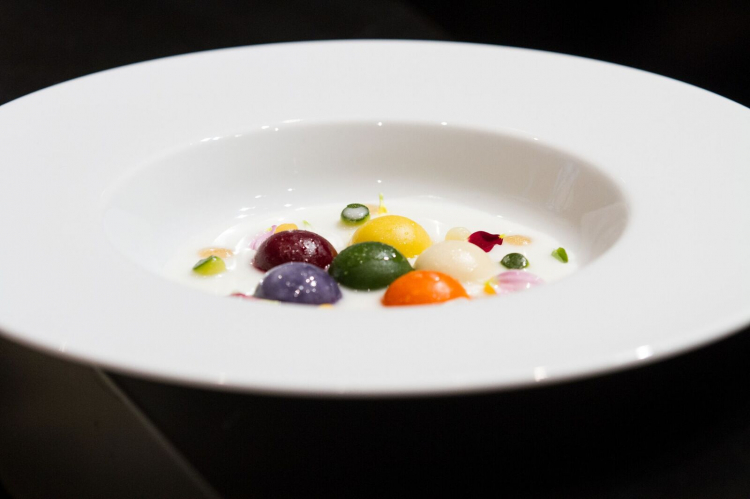 Gnocchi di verdure con perle croccanti, acqua ai sette pepi e siero di pecorino, il piatto presentato dalla Varese a Identità Milano 2015
