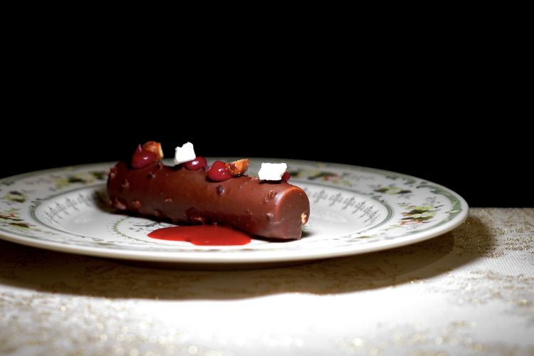 Vizi e sfizi: mousse al cioccolato fondente e al latte, cuore di zabaione al rum, glassa di cioccolato croccante e panforte
