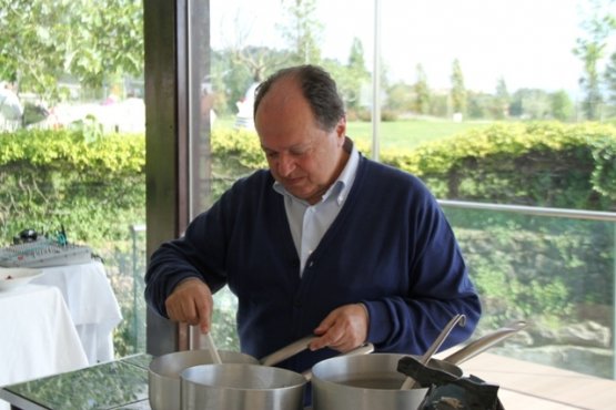 Vizzari è anche un bravo cuoco, da 3 stelle Michelin la sua panissa (foto Witaly)