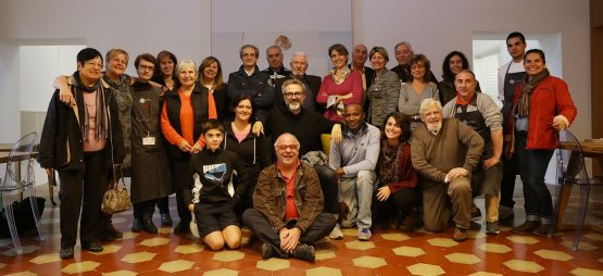 Foto di gruppo con alcuni volontari italiani del progetto Refettorio
