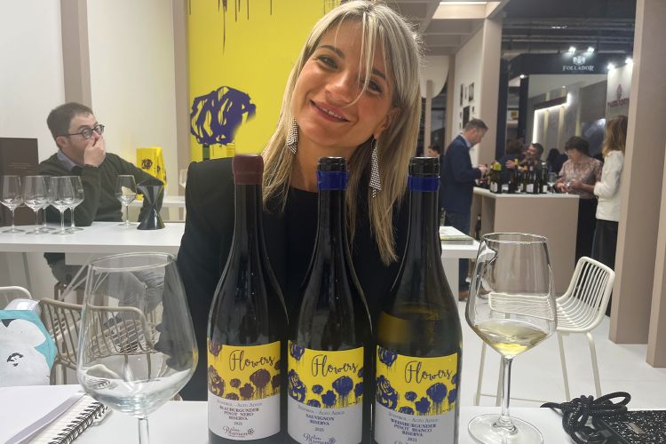 Martina Centa, terza generazione della famiglia Fugatti, con i vini della linea Flowers di Von Blumen