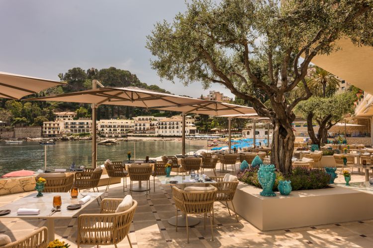 La terrazza del ristorante Armònia del Mazzarò Sea Palace: a pranzo e a cena è aperto anche ad ospiti esterni