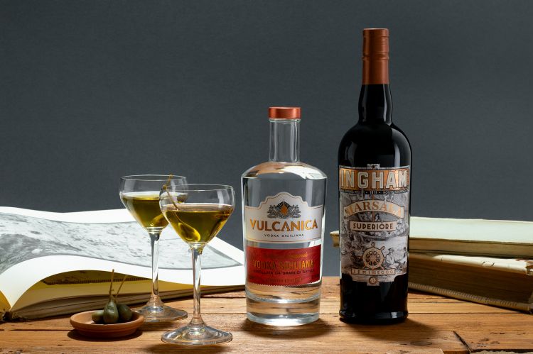 Vulcanica Vodka e Ingham Marsala si propongono alla miscelazione odierna, come una perfetta combinazione per poter regalare ai grandi classici sentori fortemente identitari della Sicilia.