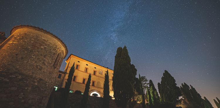 Astronomitaly - la Rete del Turismo Astronomico, ha conferito al Castello di Casole la certificazione astroturistica “Uno dei cieli più belli d’Italia”: si può ammirare durante le Cene sotto le Stelle e nelle serate di Cinema sotto le stelle
